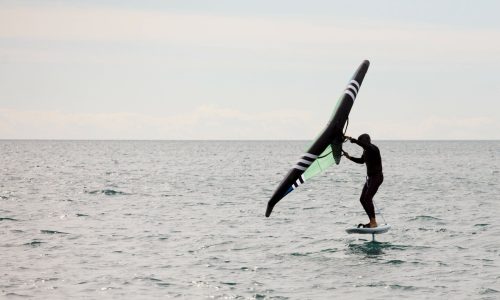 sportsman-with-wingfoil-sailing-sea